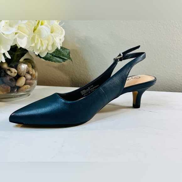 Bella Vita Sling Back Pump, Adustible Buckle, Color Navy Lea, Size 5.5 - Picture 1 of 6